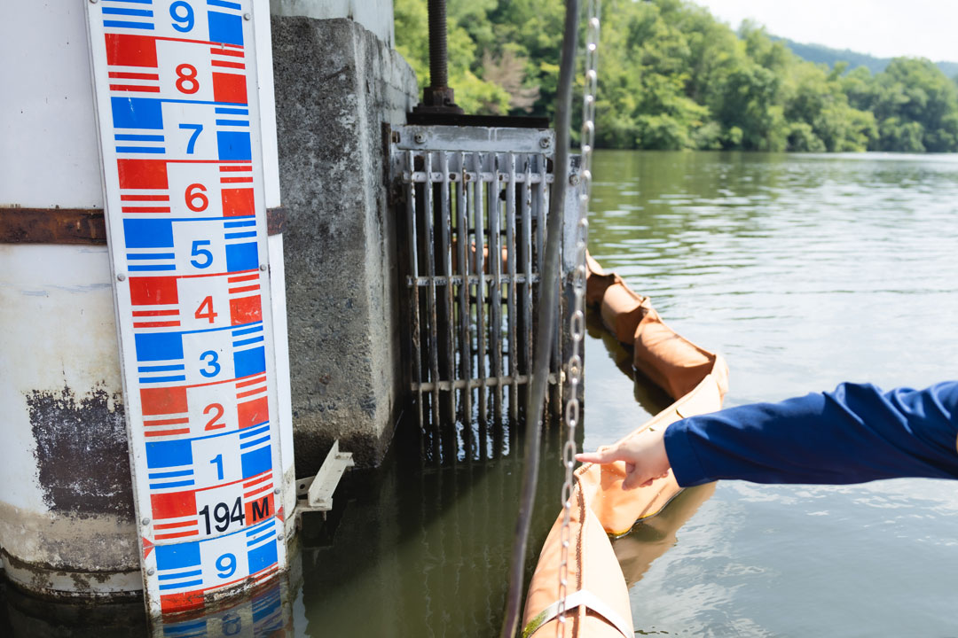 貯水池 量水板点検